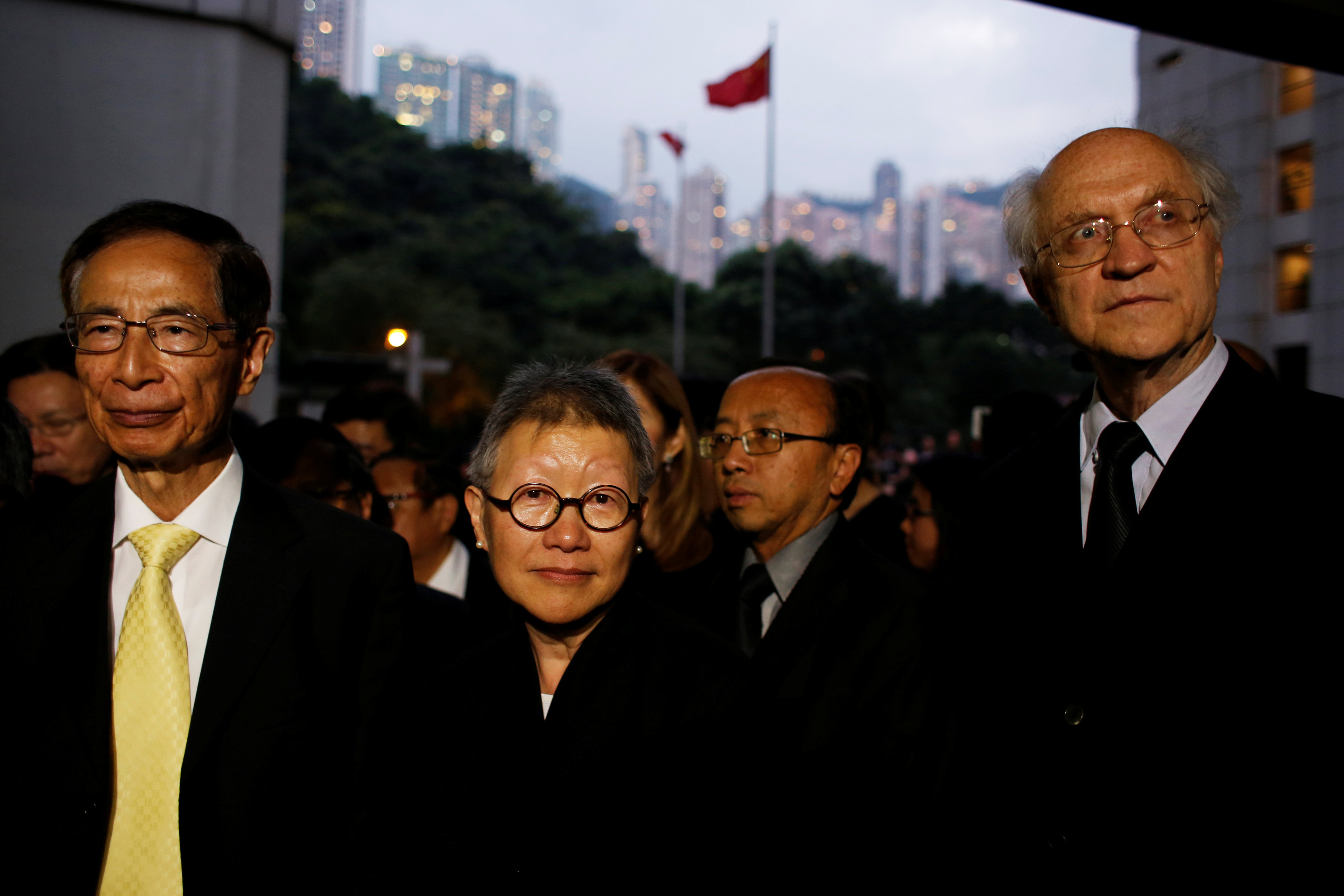 Các quan chức Hong Kong biểu tình trong im lặng trước Tòa án tối cao phản đối sự can thiệp của Bắc Kinh ngày 8-11 - ảnh: Reuters