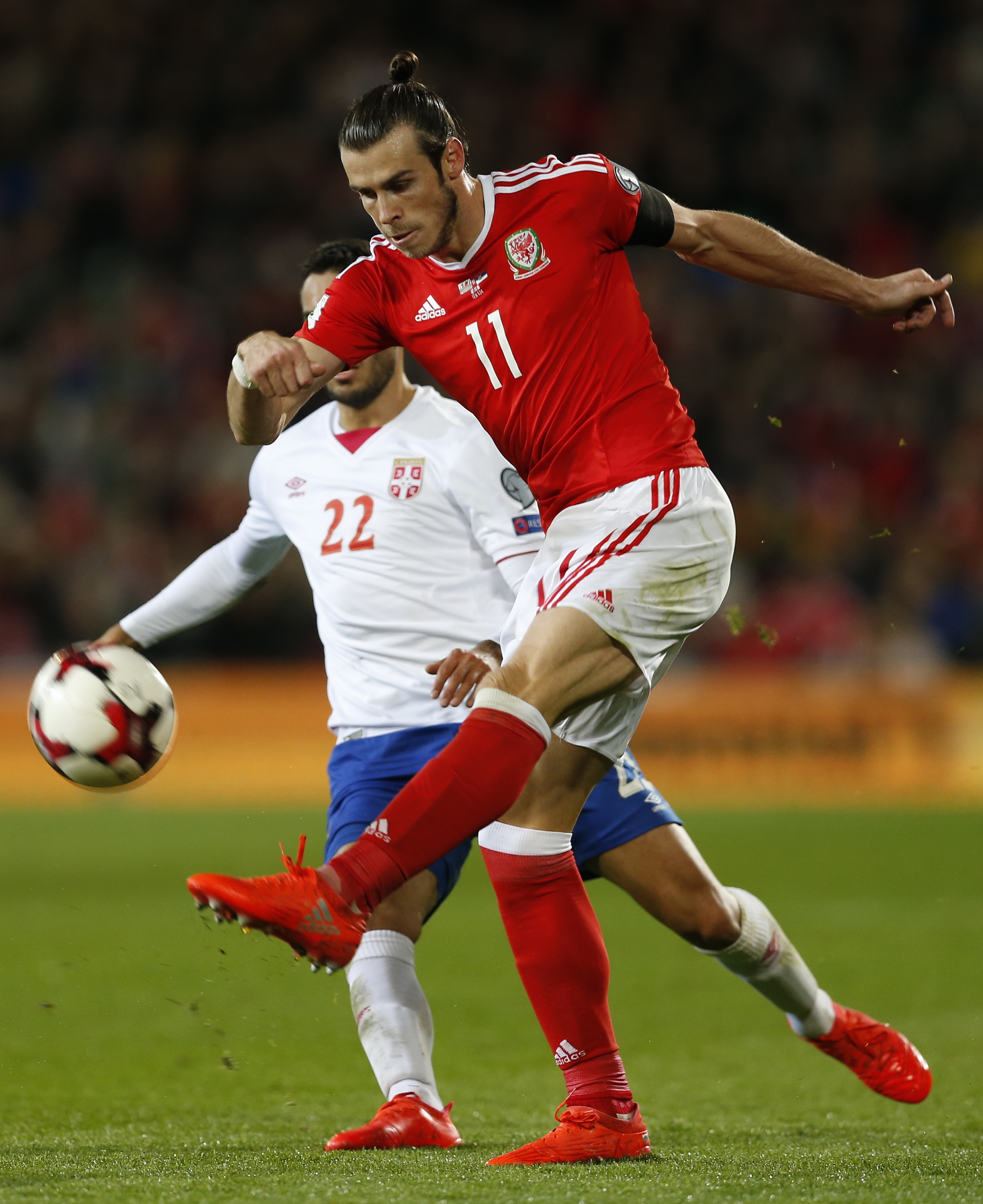 Bale (phải) trong trận Xứ Wales hòa Serbia 1-1. Ảnh: REUTERS