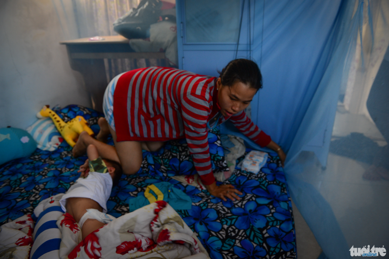 Chị Huỳnh Thị Huyền Anh (Q.Bình Thạnh, TP.HCM) mang thai ở tháng thứ 6 phải mắc màn thường xuyên cả ngày lẫn đêm để chống muỗi đốt - Ảnh: Duyên Phan