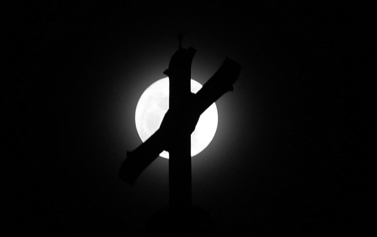 Khoảng 20g siêu trăng lơ lửng trên đỉnh nhà thờ Đức Bà, TP.HCM - Ảnh: Hữu Khoa