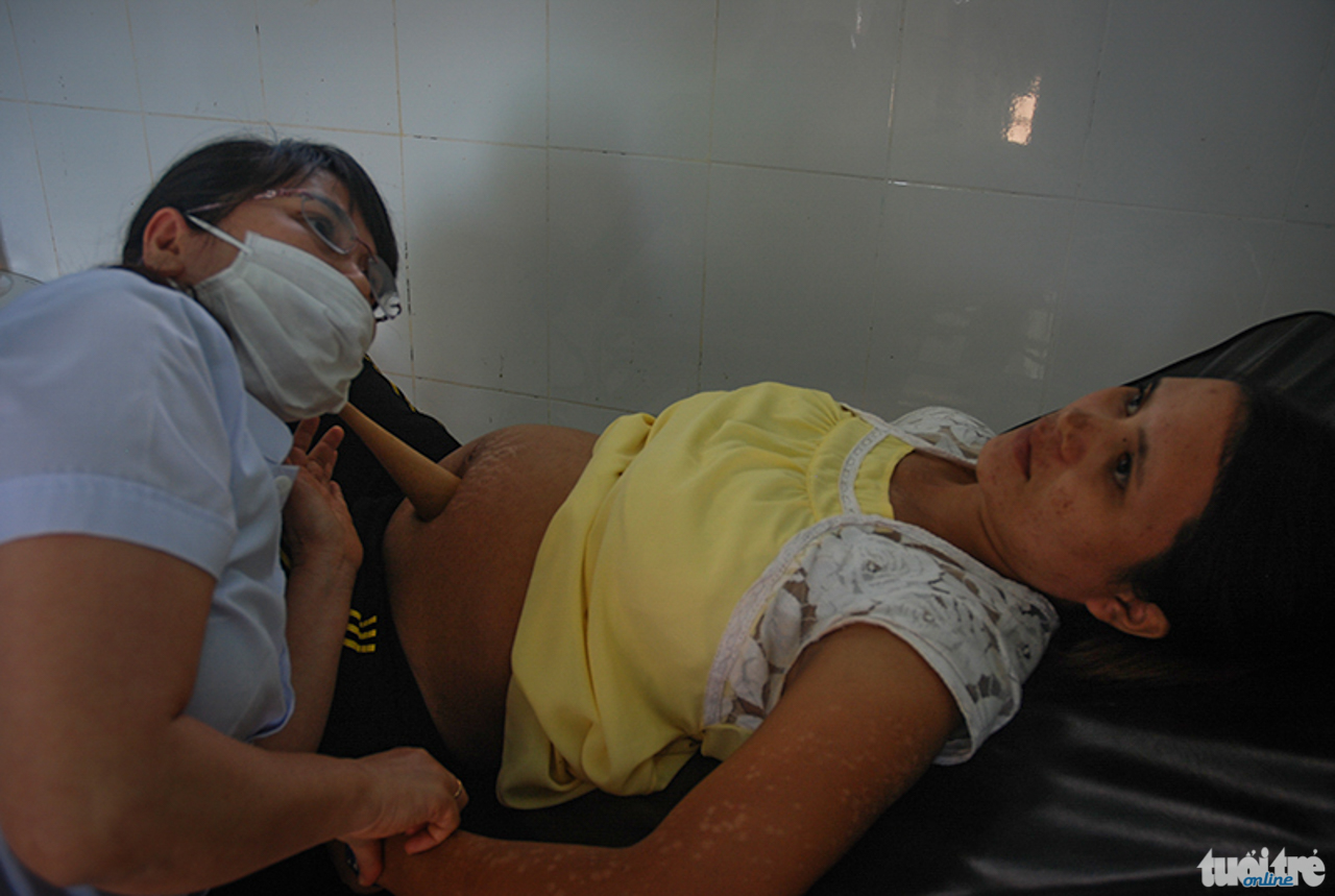Chị H'Klăp, buôn Ađơng Điek, xã Cư Pơng ( huyện Krông Búk, Đắk Lắk) đang được thăm khám thai nhi tại Trạm y tế xã Cư Pơng. Chị K'lăp là một trong hai 200 phụ nữ đang được theo dõi đặc biệt tại huyện Krông Búk - Ảnh: Thái Bá Dũng
