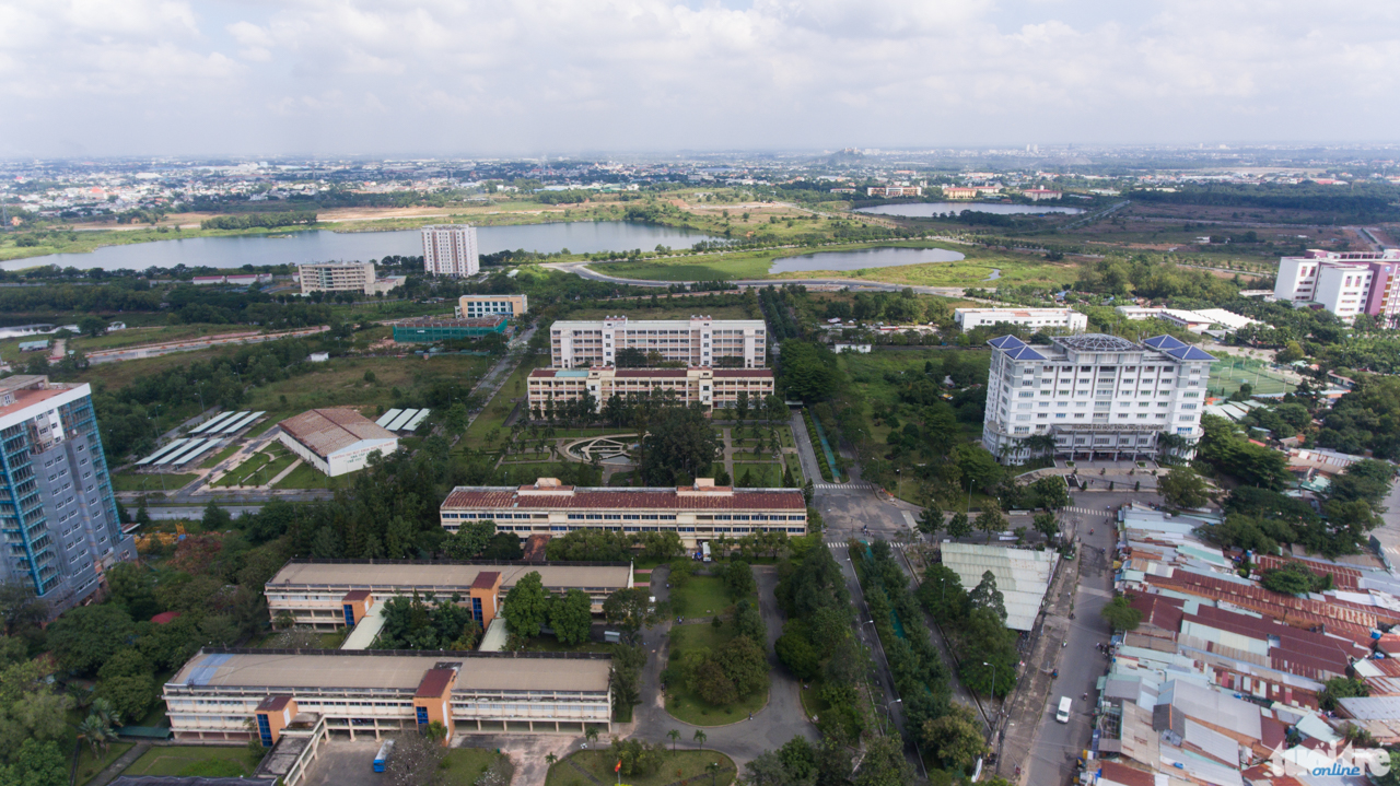 Đại học Khoa học Tự Nhiên với các dẫy nhà thấp xây từ thời làng đại học Thủ Đức và các toà nhà cao tầng mới xây dựng - Ảnh: Thuận Thắng
