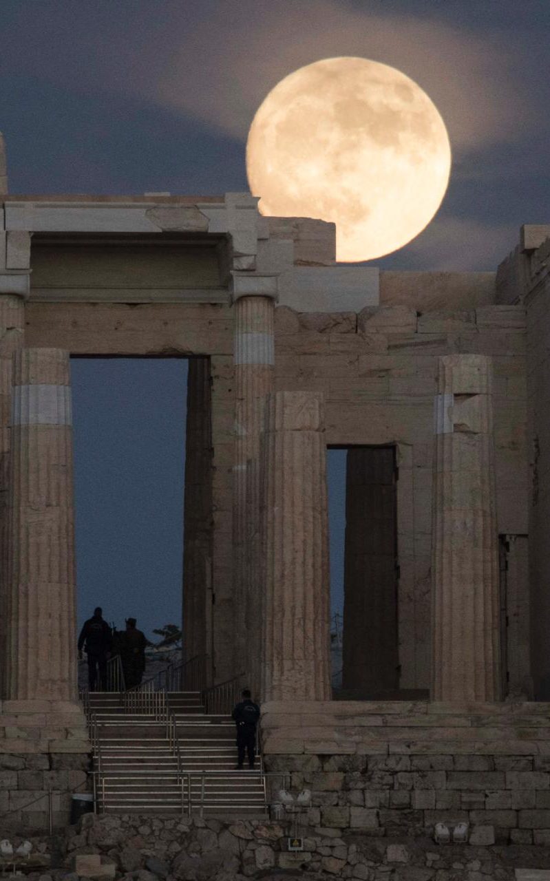 Siêu trăng ở Athens, Hi Lạp - Ảnh: EPA