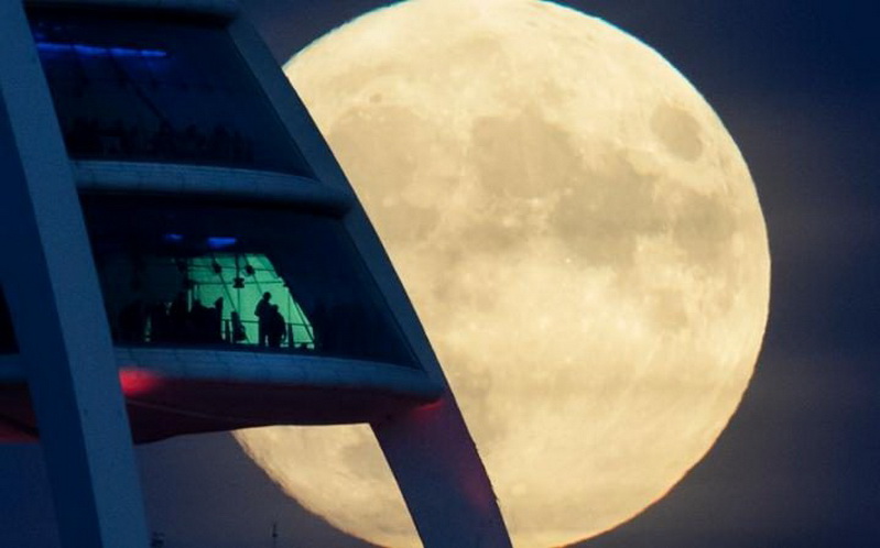 Siêu trăng hiện lên phía sau tháp Spinnaker ở Portsmouth, Anh - Ảnh: LNP