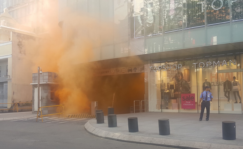 Cháy từ hầm B1, khói bốc lên miệng hầm và lan ra khu vực trung tâm thương mại của tòa nhà - Ảnh: M.T