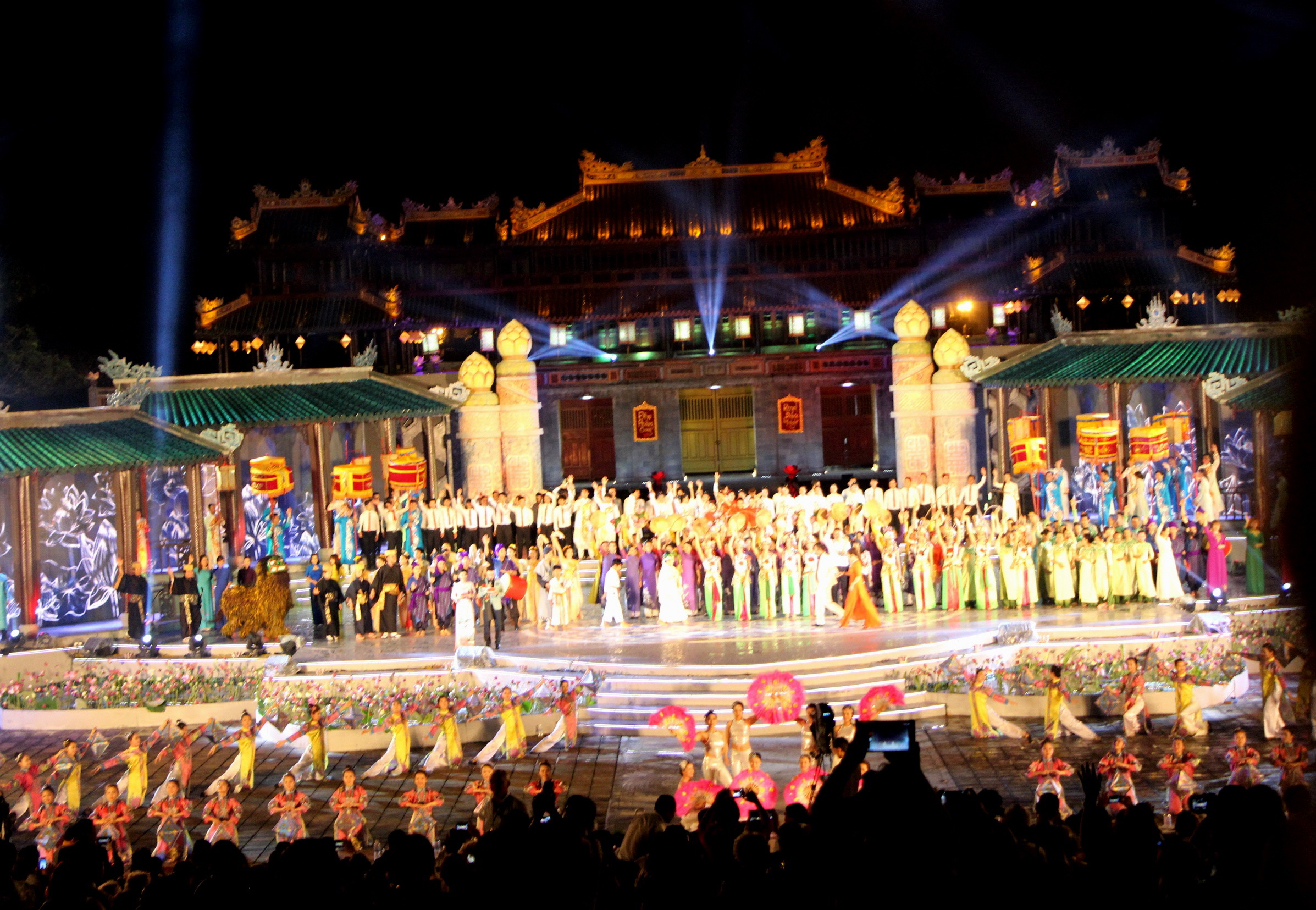 Festival Huế được đánh giá là điểm hội tụ văn hóa Việt và năm châu lục, tuy nhiên dưới mắt chuyên gia thì vẫn còn nhiều điều cần chấn chỉnh - Ảnh: M.TỰ