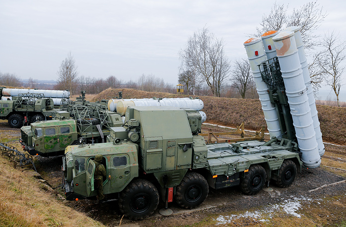 Hệ thống tên lửa phòng không S-300 có thể đánh mục tiêu ở nhiều độ cao và cách xa 300km - ảnh: TASS