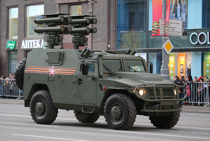 Hệ thống tên lửa chống tăng Kornet trên xe bọc thép Tiger - ảnh: TASS