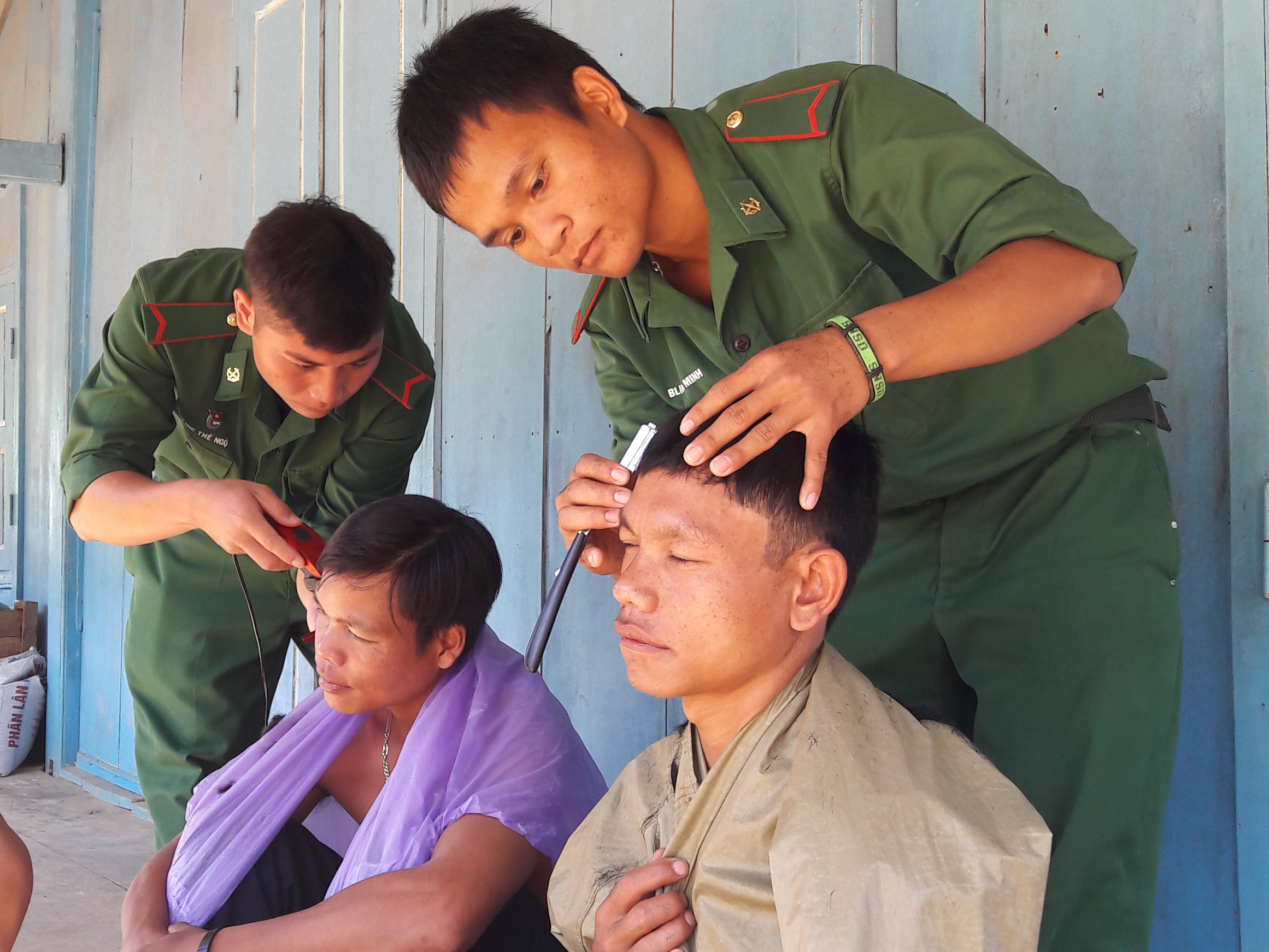 Chiến sĩ biên phòng cắt tóc miễn phí cho dân - Tuổi Trẻ Online