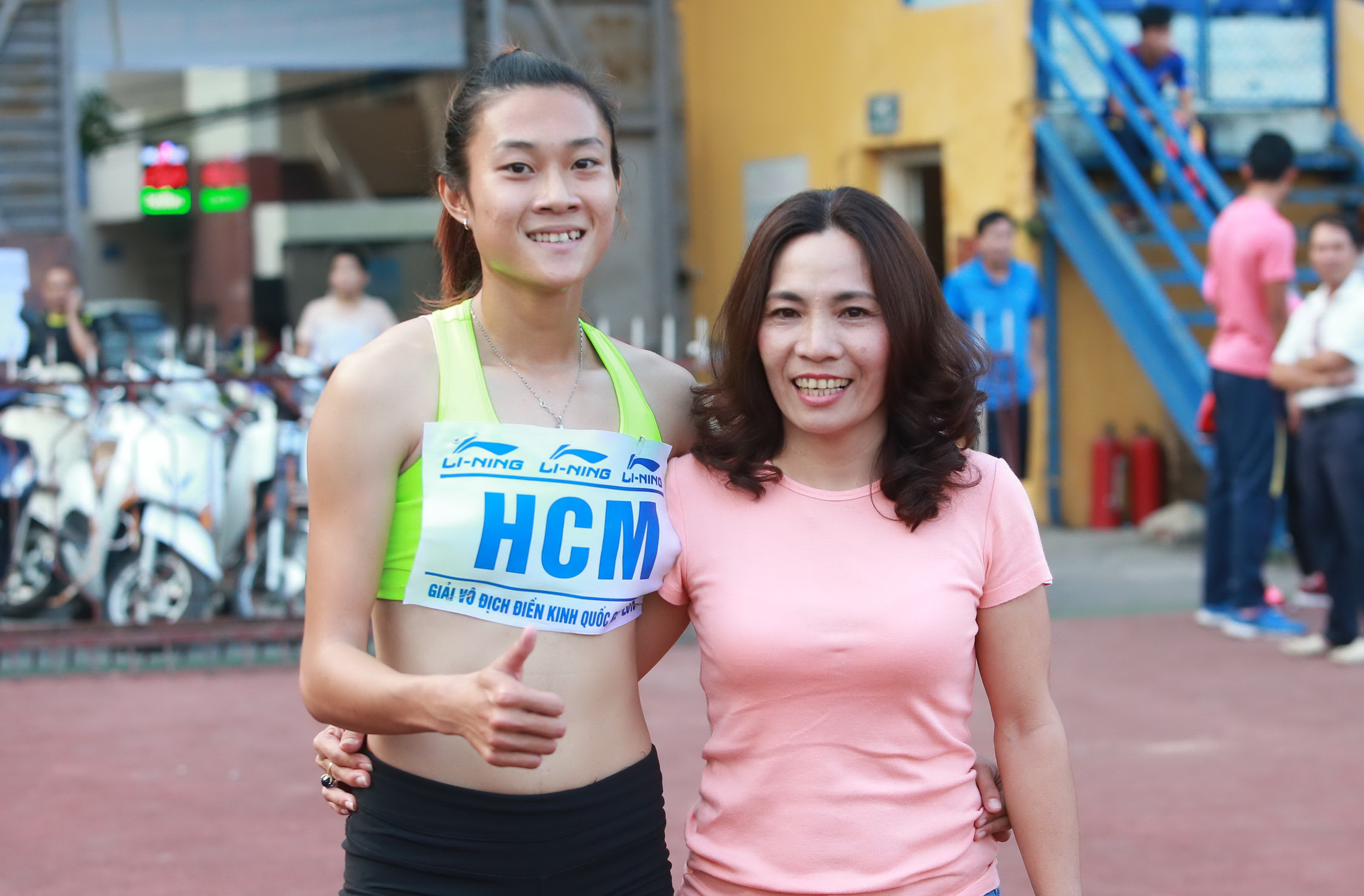 Hai cô trò Thanh Hương và Tú Chinh tại Giải điền kinh VĐQG 2016 ở Hà Nội Ảnh: NAM KHÁNH