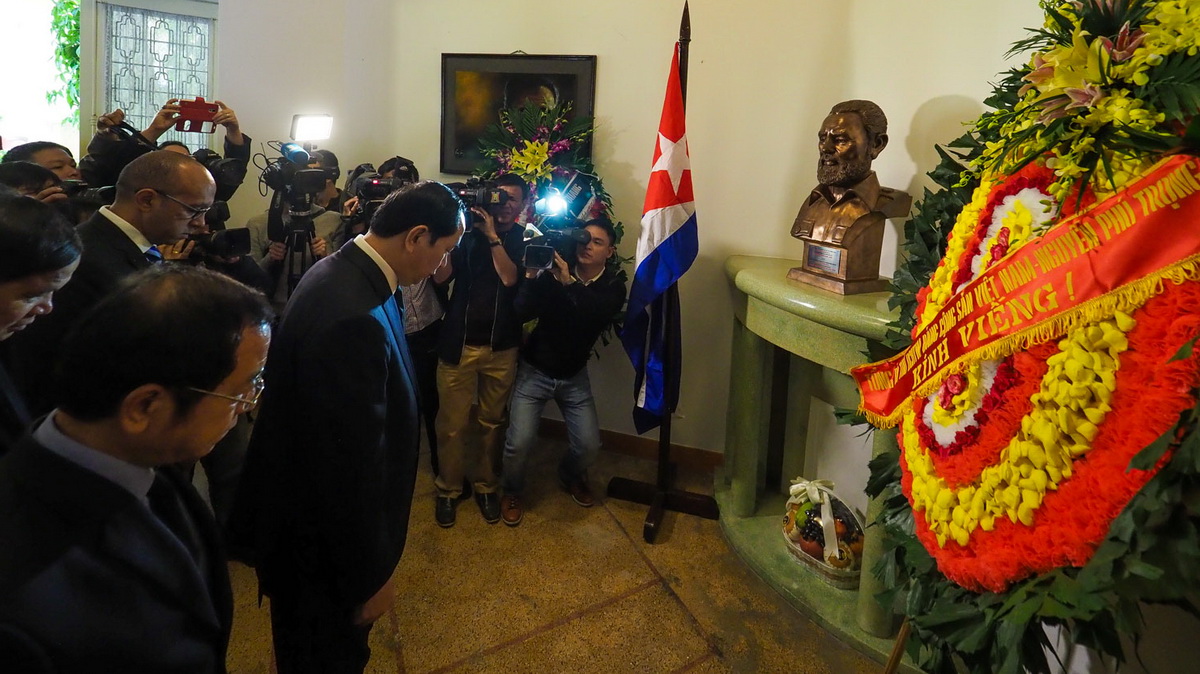 Chủ tịch nước Trần Đại Quang làm lễ viếng Chủ tịch Fidel Castro - Ảnh: Nguyễn Khánh
