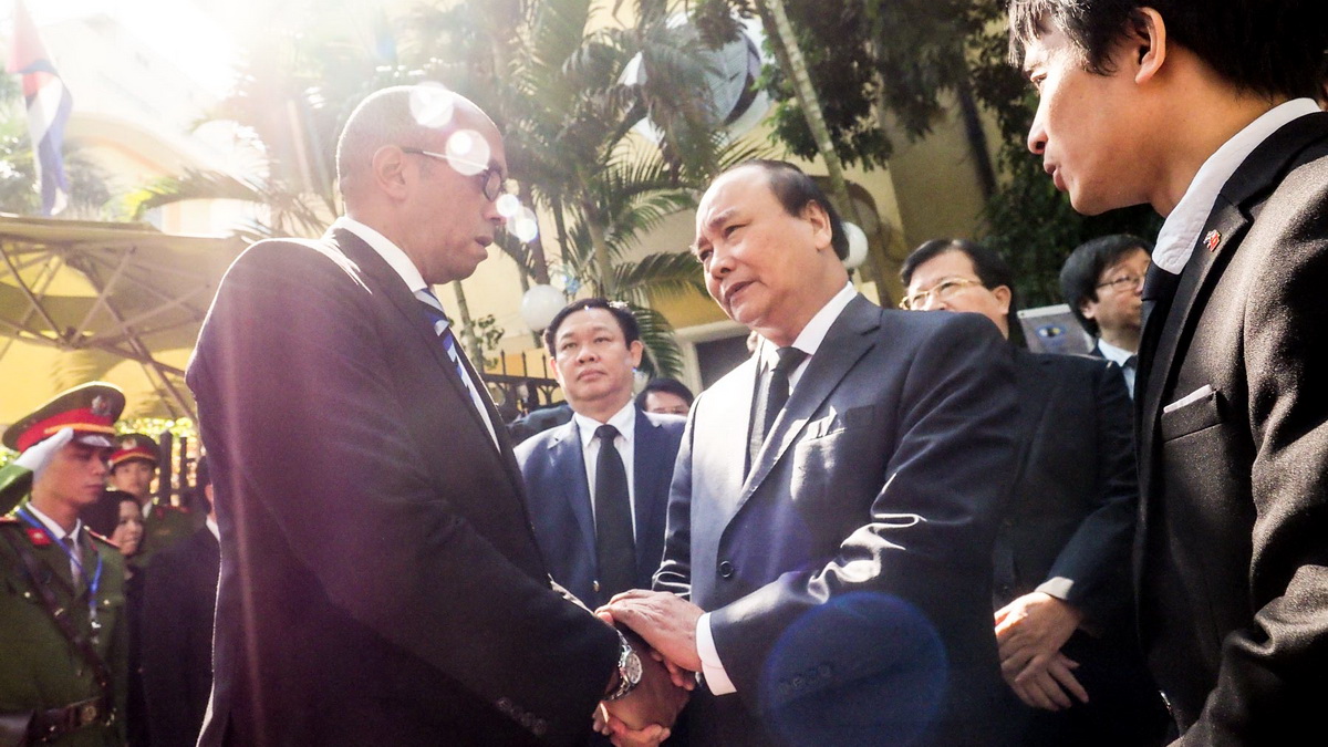 Thủ tướng Nguyễn Xuân Phúc bắt tay chia buồn với Đại sứ Cuba tại Việt Nam - Ảnh: Nguyễn Khánh