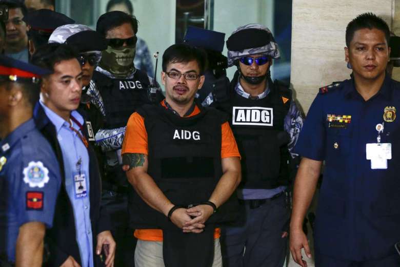 Trùm ma túy Philippines Rolando 'Kerwin' Espinosa Jr. bị cảnh sát áp giải ở thành phố Quezon ngày 18-11 - ảnh: Reuters