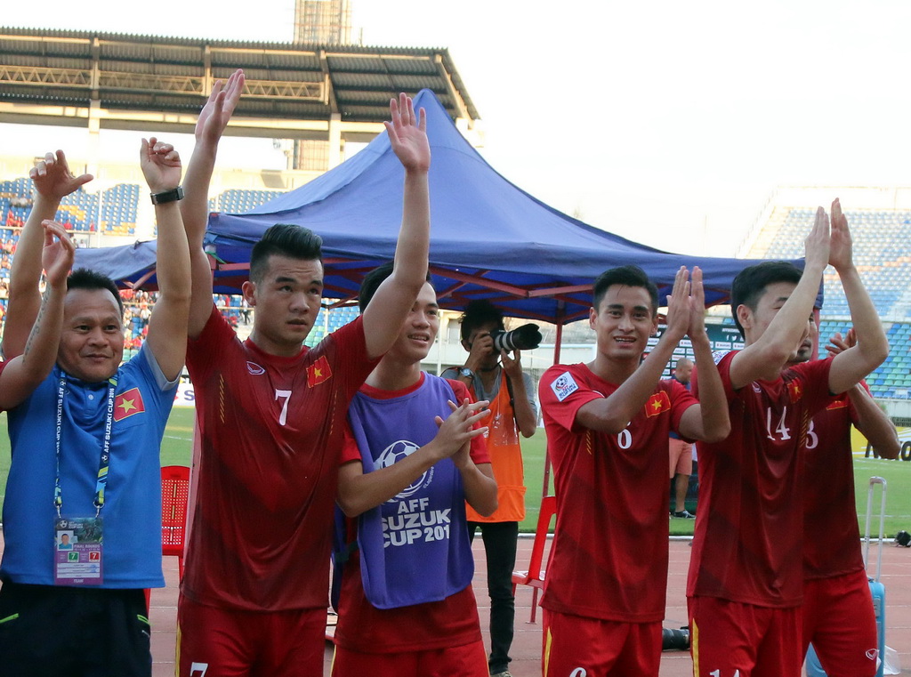 Vũ Minh Tuấn (thứ hai từ phải sang) vẫy tay chào người hâm mộ VN trên sân Thuwunna (Myanmar) sau trận thắng Malaysia 1-0. Ảnh: N.K