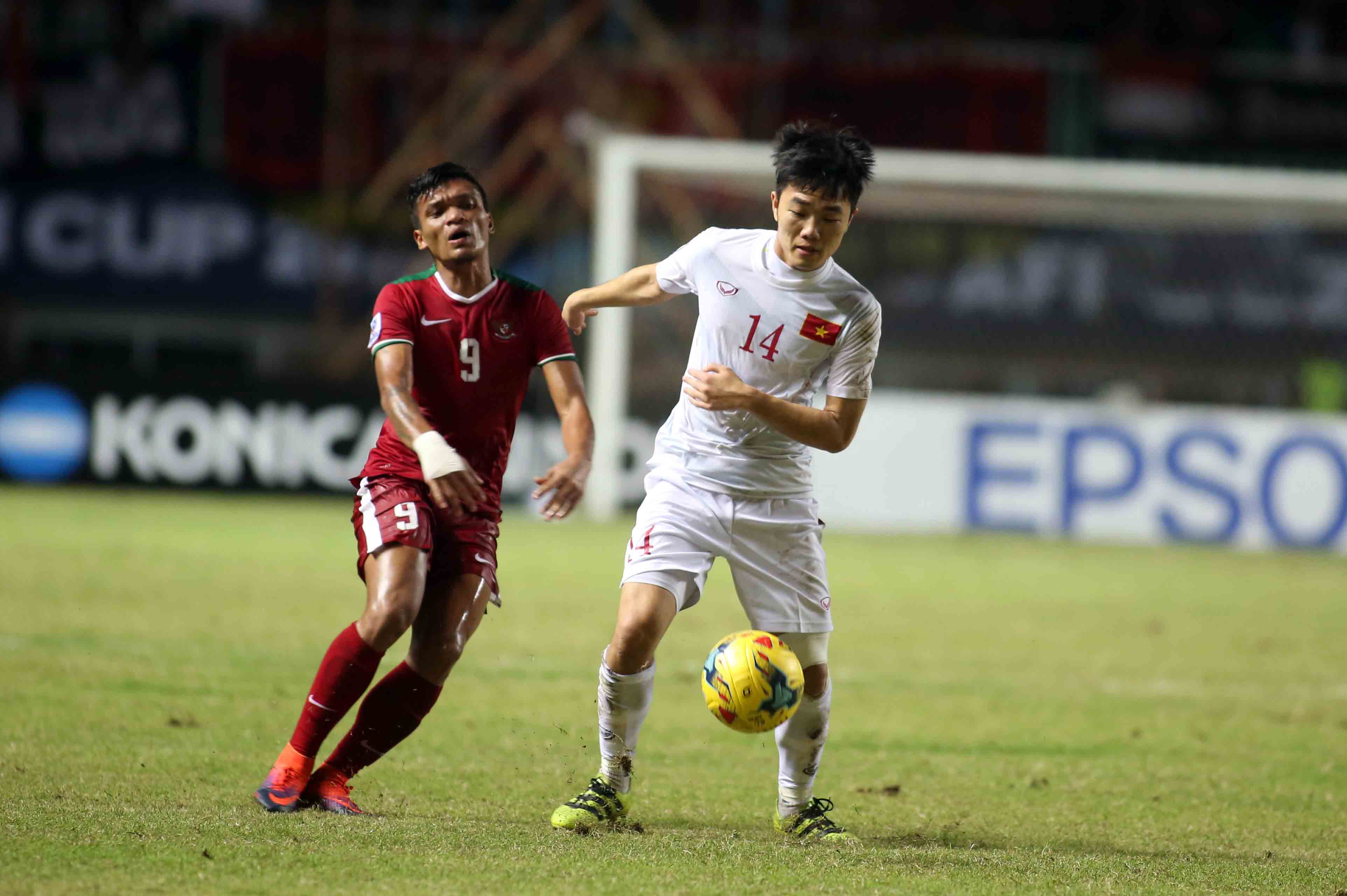 Tiền vệ Xuân Trường (phải) được chờ đợi sẽ chơi tốt hơn trong trận lượt về đêm 7-12 với Indonesia. Ảnh: N.K