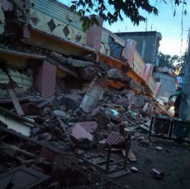 Hình ảnh nhà sập do động đất được chia sẻ trên mạng xã hội - Ảnh: TWITTER