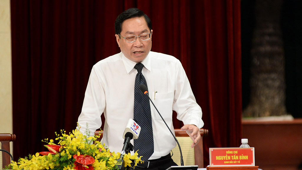 Ông Nguyễn Tấn Bỉnh, giám đốc Sở Y tế TP.HCM trả lời chất vấn các vấn đề về y tế - Ảnh: TỰ TRUNG