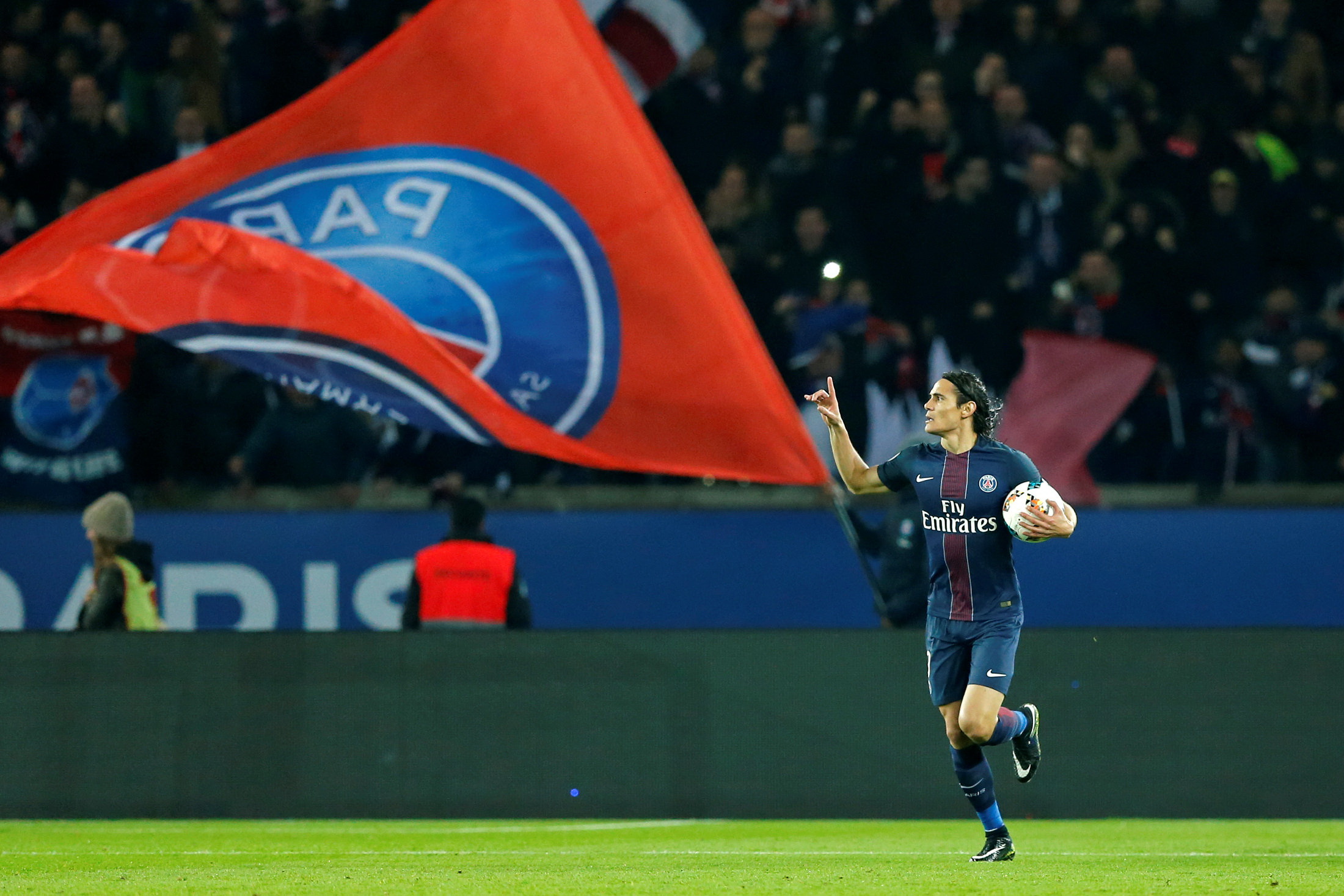 Cavani ăn mừng bàn thắng vào lưới Nice. Ảnh: REUTERS