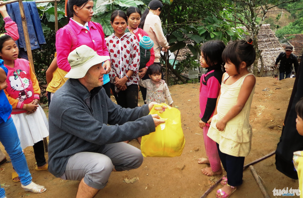Bruno tặng quà cho trẻ em xã Trà Xinh, huyện Tây Trà, Quảng Ngãi trong một đợt đi thiện nguyện - Ảnh: Trần Mai