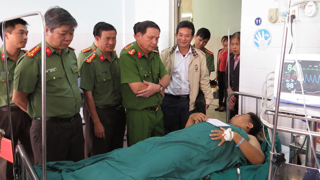 Thượng úy Vương Hoàng Giáp đang điều trị tại Bệnh viện