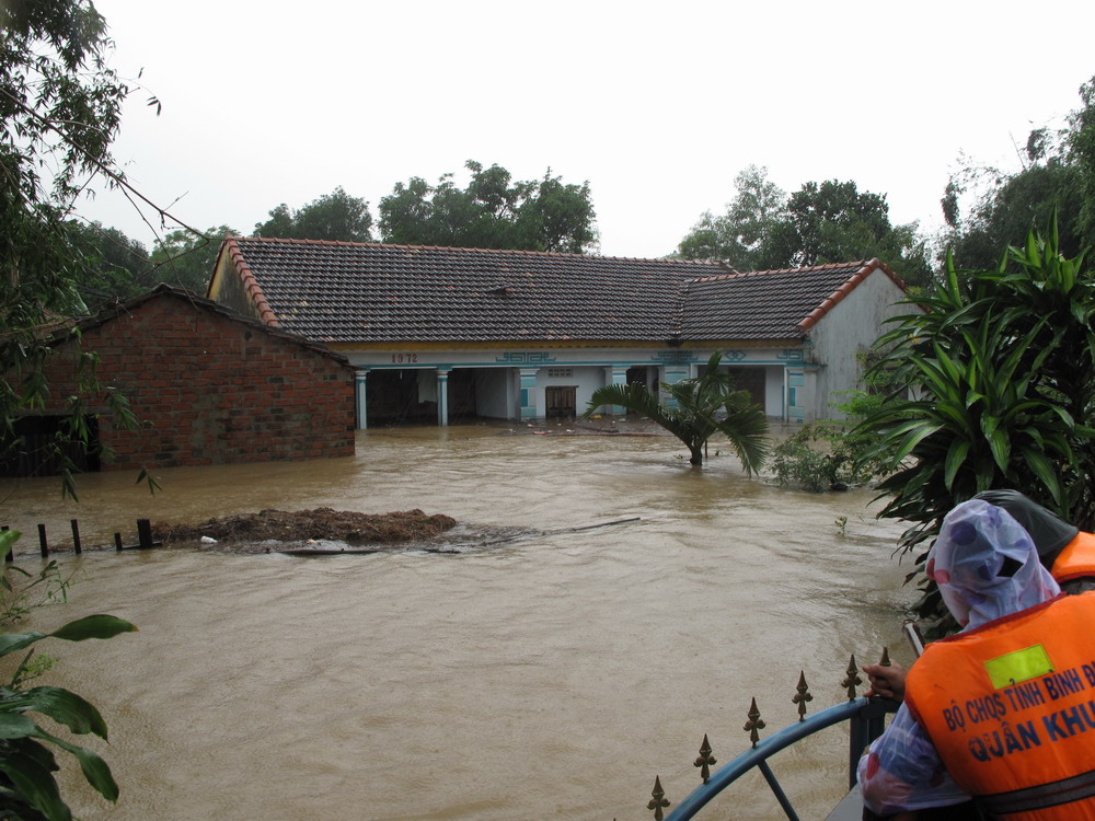 Nhiều nhà dân ở khu vực Phú Sơn (phường Nhơn Hòa, thị xã An Nhơn) bị nước lũ ngập gần đến mái - Ảnh: Nam Trần