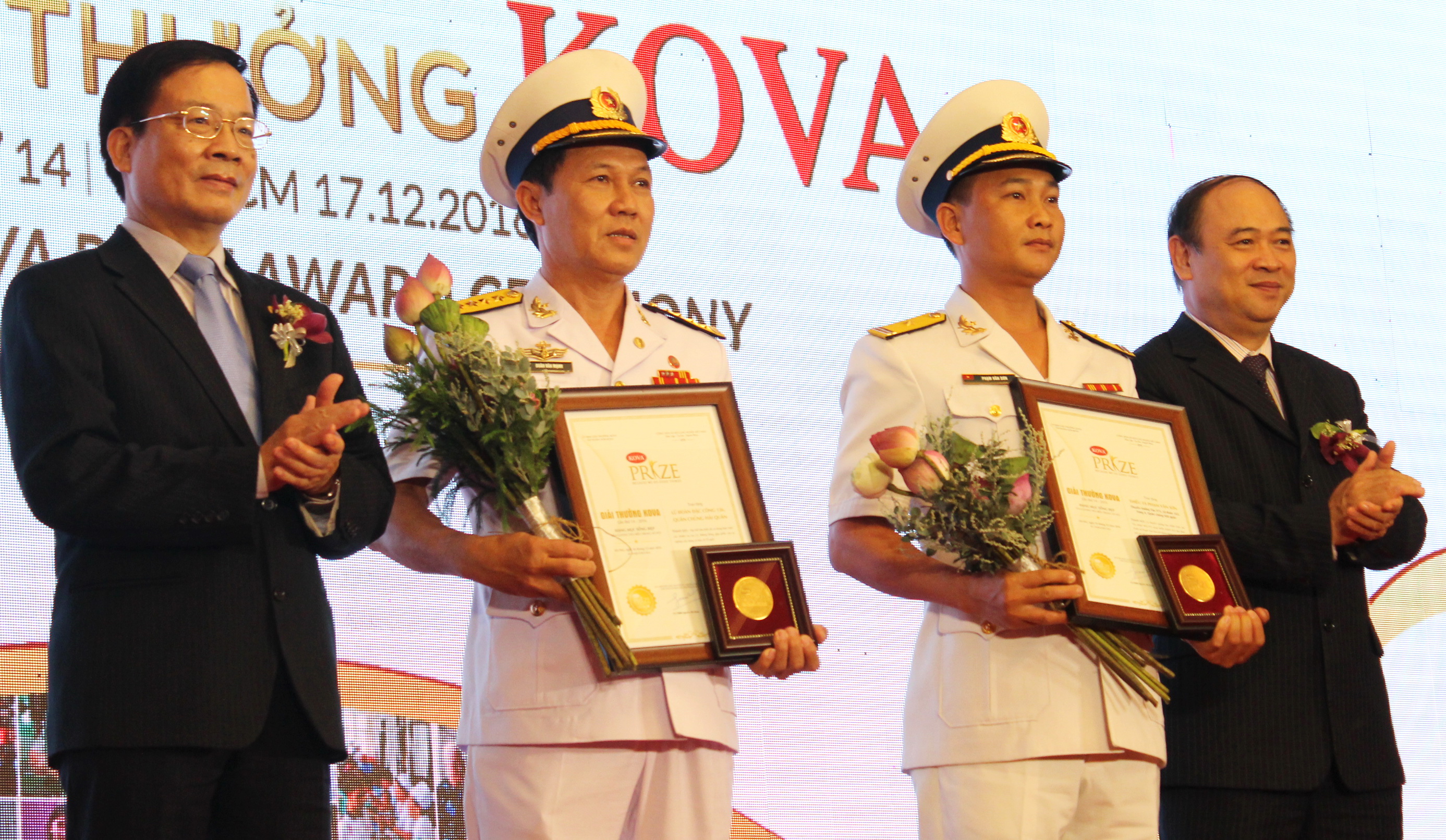 Hai chiến sĩ hải quân đại diện cho tập thể và cá nhân nhận giải thưởng Kova 2016, hạng mục 