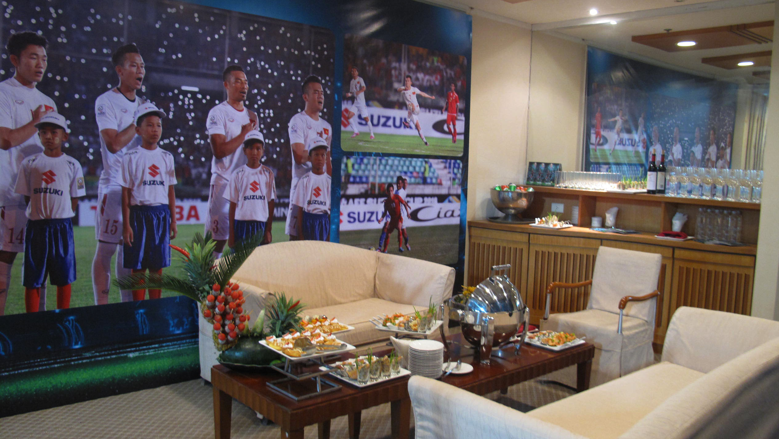 Đồ ăn, thức uống được chuẩn bị ở các phòng VIP tại SVĐ Mỹ Đình trong trận bán kết VN - Indonesia ngày 7-12