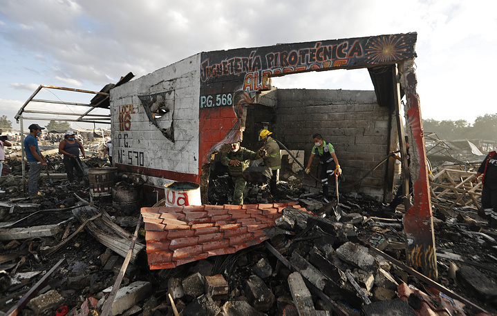 Hiện trường vụ nổ chợ pháo hoa ở Mexico ngày 20-12 - ảnh: AP