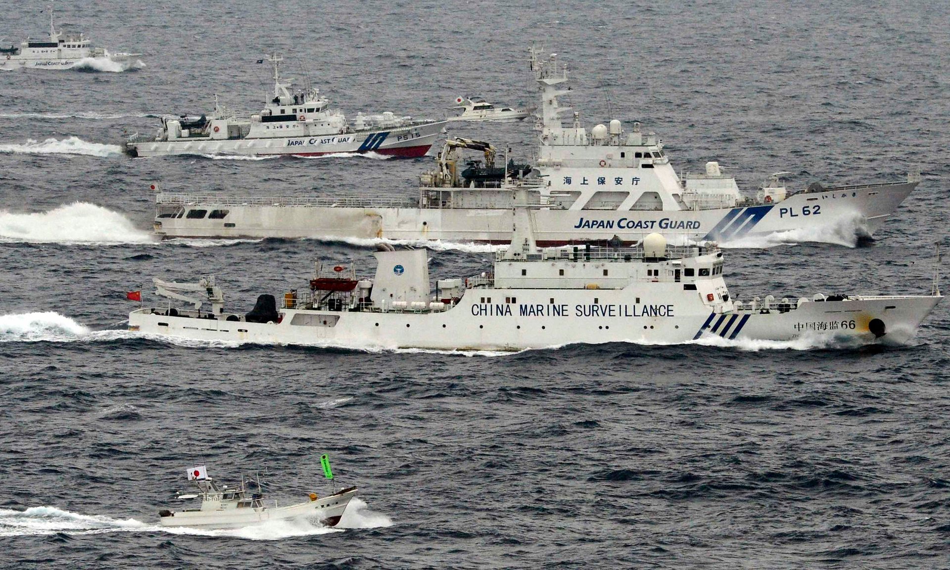 Tàu tuần duyên của Nhật theo sát một chiếc tàu của Trung Quốc trên biển Hoa Đông trong bức ảnh chụp năm 2013 - ảnh: Kyodo