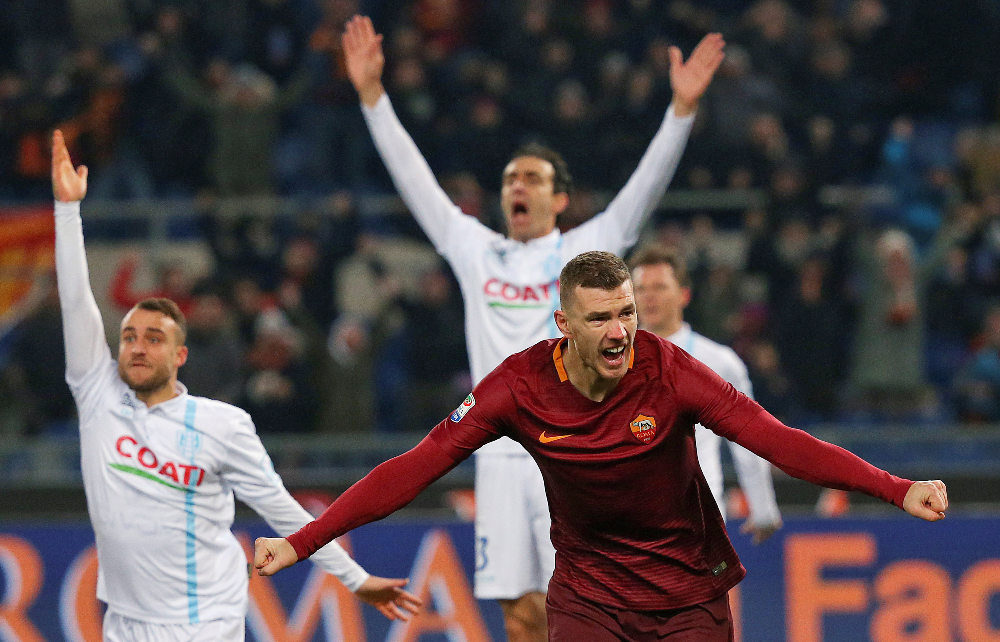 Edin Dzeko ăn mừng khi ghi bàn giúp Roma giành chiến thắng trước Chievo. Ảnh: REUTERS