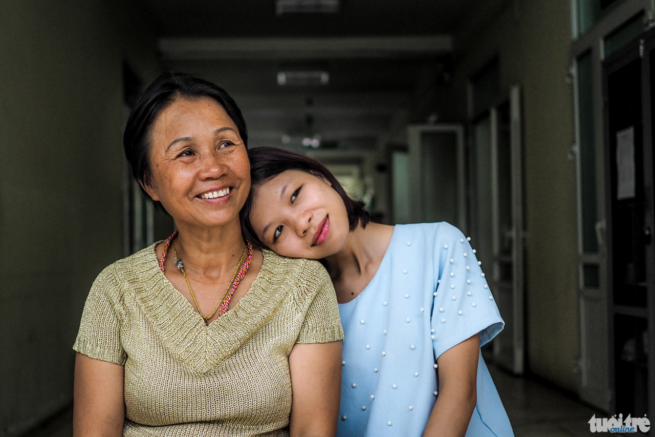 Chân dung hai mẹ con bà Lê Thị Thảo và con gái là Bùi Thị Hoà những người  tự nguyện hiến thận cho y học - Ảnh: NGUYỄN KHÁNH