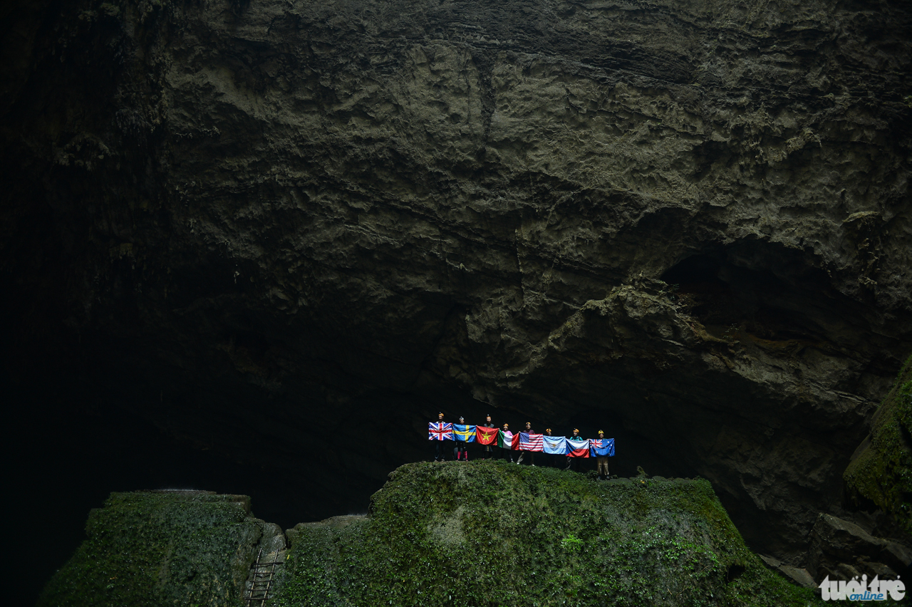 Đại sứ các nước cùng tham giam thám hiểm hang động lớn nhất thế giới Sơn Đòong ở Quảng Bình - Ảnh: THUẬN THẮNG