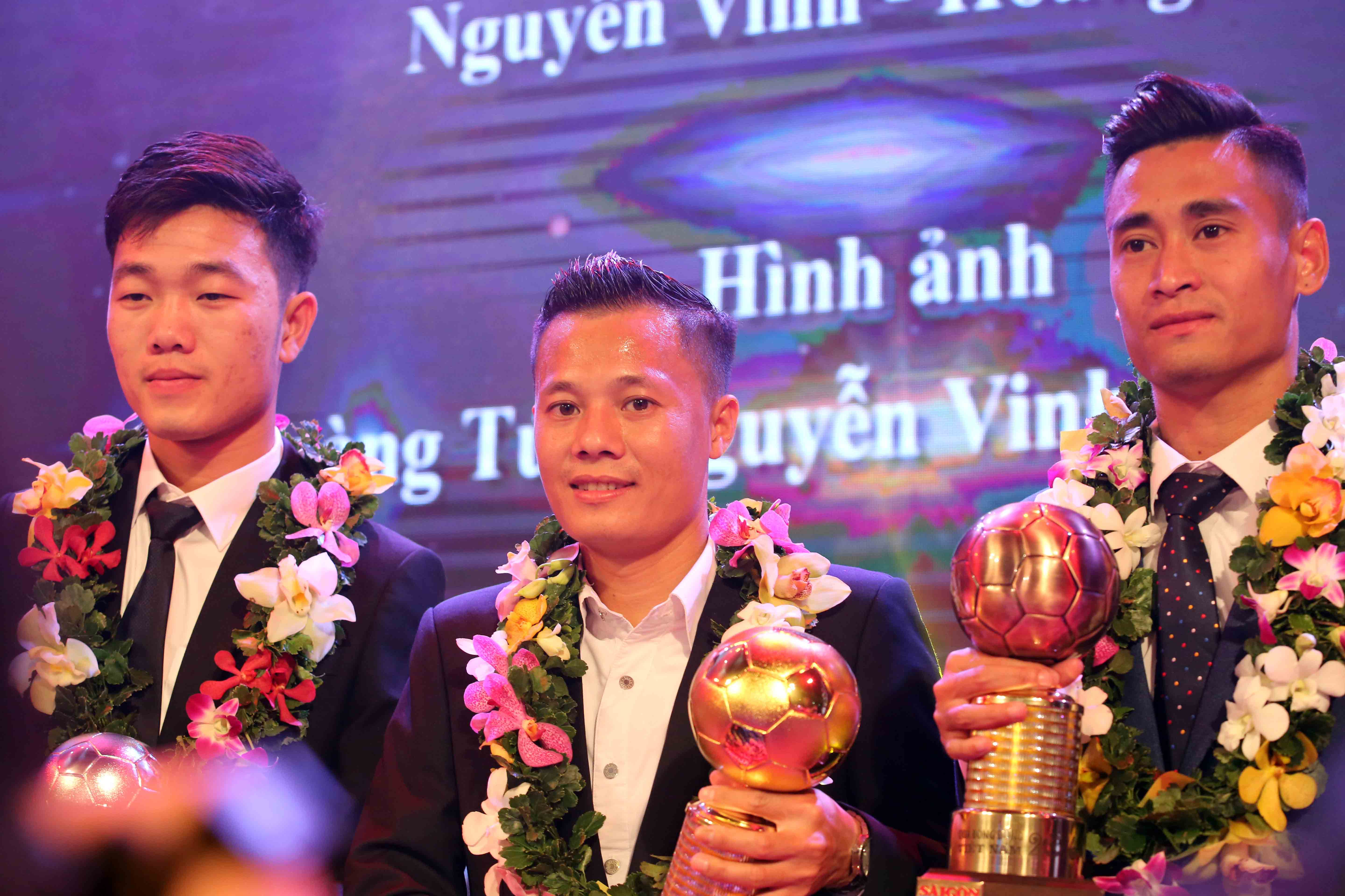 Từ trái sang: Xuân Trường (Quả bóng bạc), Thành Lương (Quả bóng vàng) và Minh Tuấn (Quả bóng đồng) được tôn vinh trong đêm Gala trao giải. Ảnh: N.K