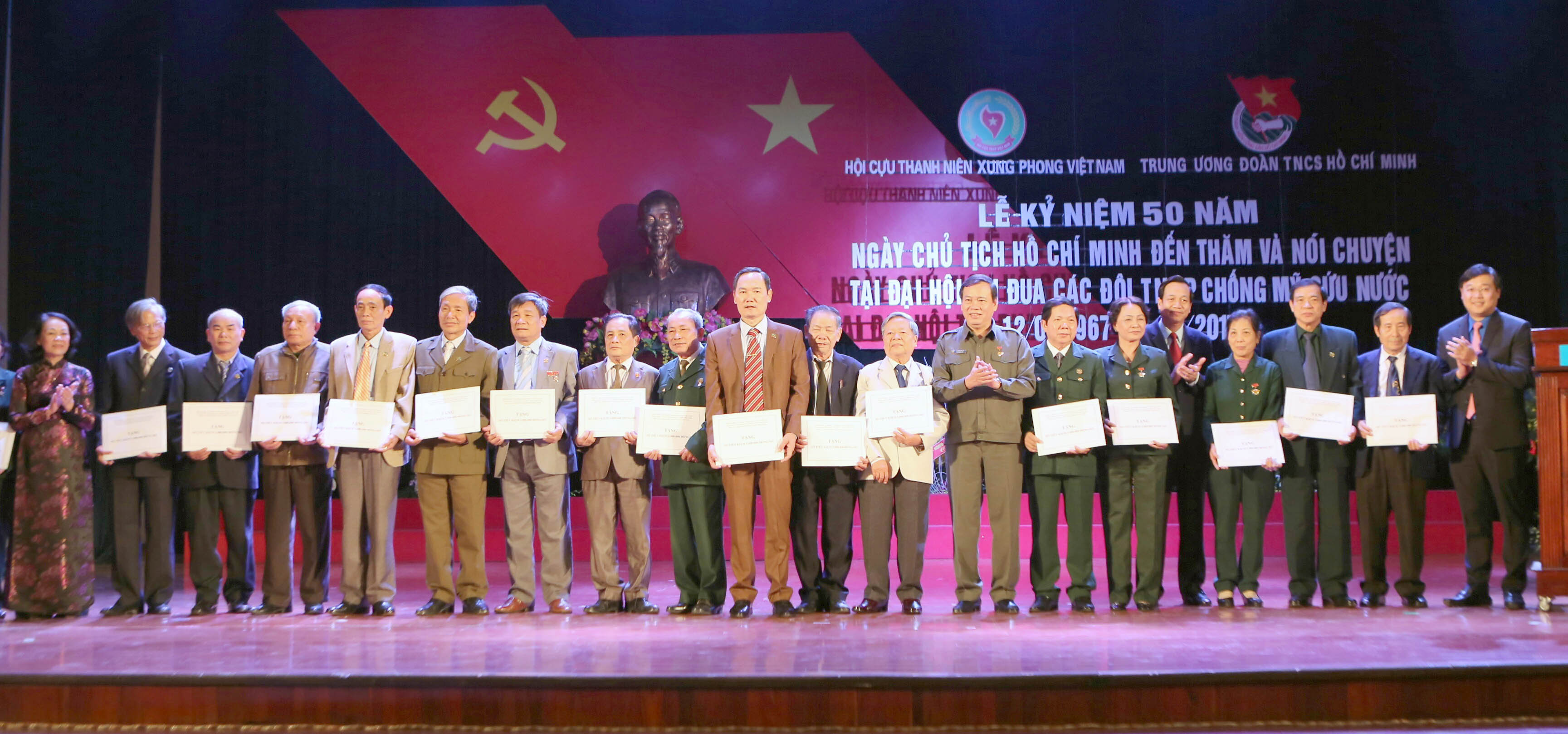 Bà Trương Thị Mai (bìa trái), Trưởng ban dân vận Trung ương và anh Lê Quốc Phong (bìa phải), bí thư thứ nhất TƯ Đoàn trao tặng sổ tiết kiệm (tượng trưng) cho các cựu TNXP có hoàn cảnh khó khăn - Ảnh: Đ.Bình