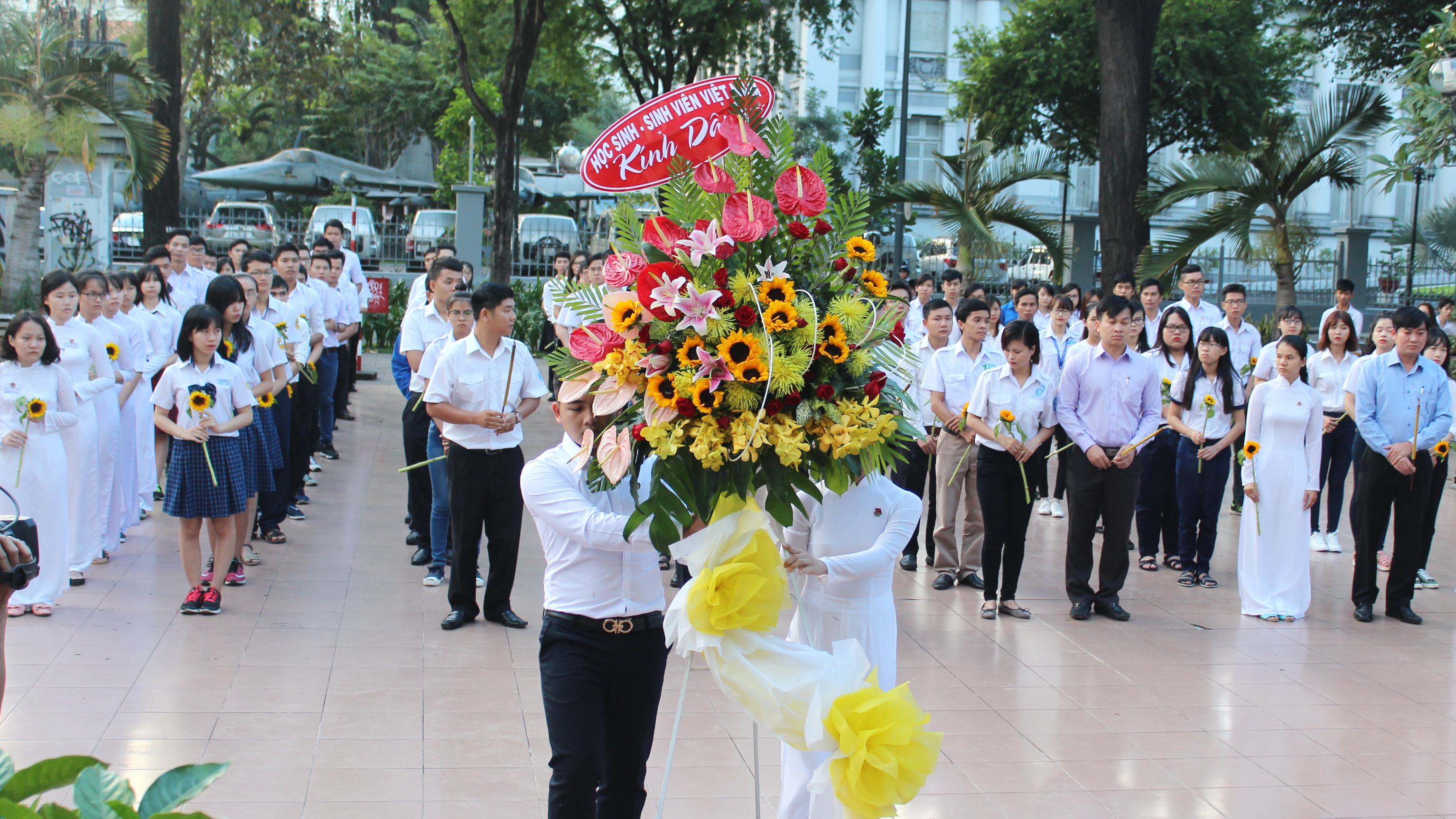 Lễ dâng hoa tại tượng đài anh hùng Trần Văn Ơn trong công viên Bách Tùng Diệp (Q.1, TP.HCM) - Ảnh: Q.L.