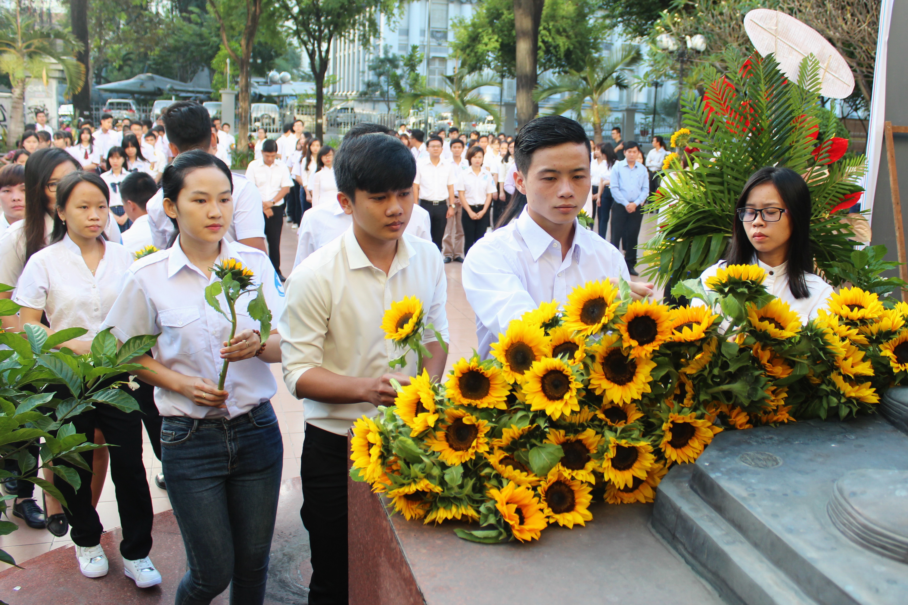 Các học sinh sinh viên dâng hoa tại tượng đài anh hùng Trần Văn Ơn - Ảnh: Q.L.