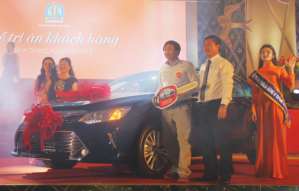 Ông Nguyễn Thuận, Chủ tịch HĐQT Công ty cổ phần Địa ốc Kim Oanh, và bà Đặng Thị Kim Oanh, Tổng giám đốc công ty, trao giải đặc biệt là 1 xe Toyota Camry trị giá 1,122 tỉ đồng cho khách hàng Chu Mạnh Lực (Đồng Nai)