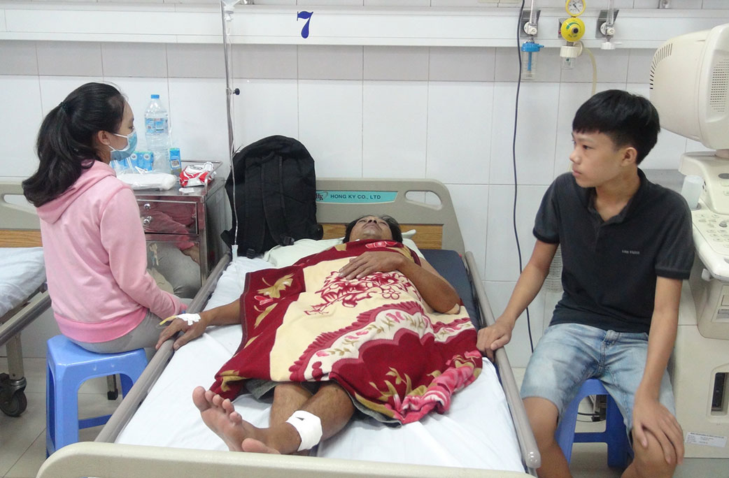 Một nạn nhân nằm viện sau khi bị “trâu điên tấn công - Ảnh: TÂN PHẠM