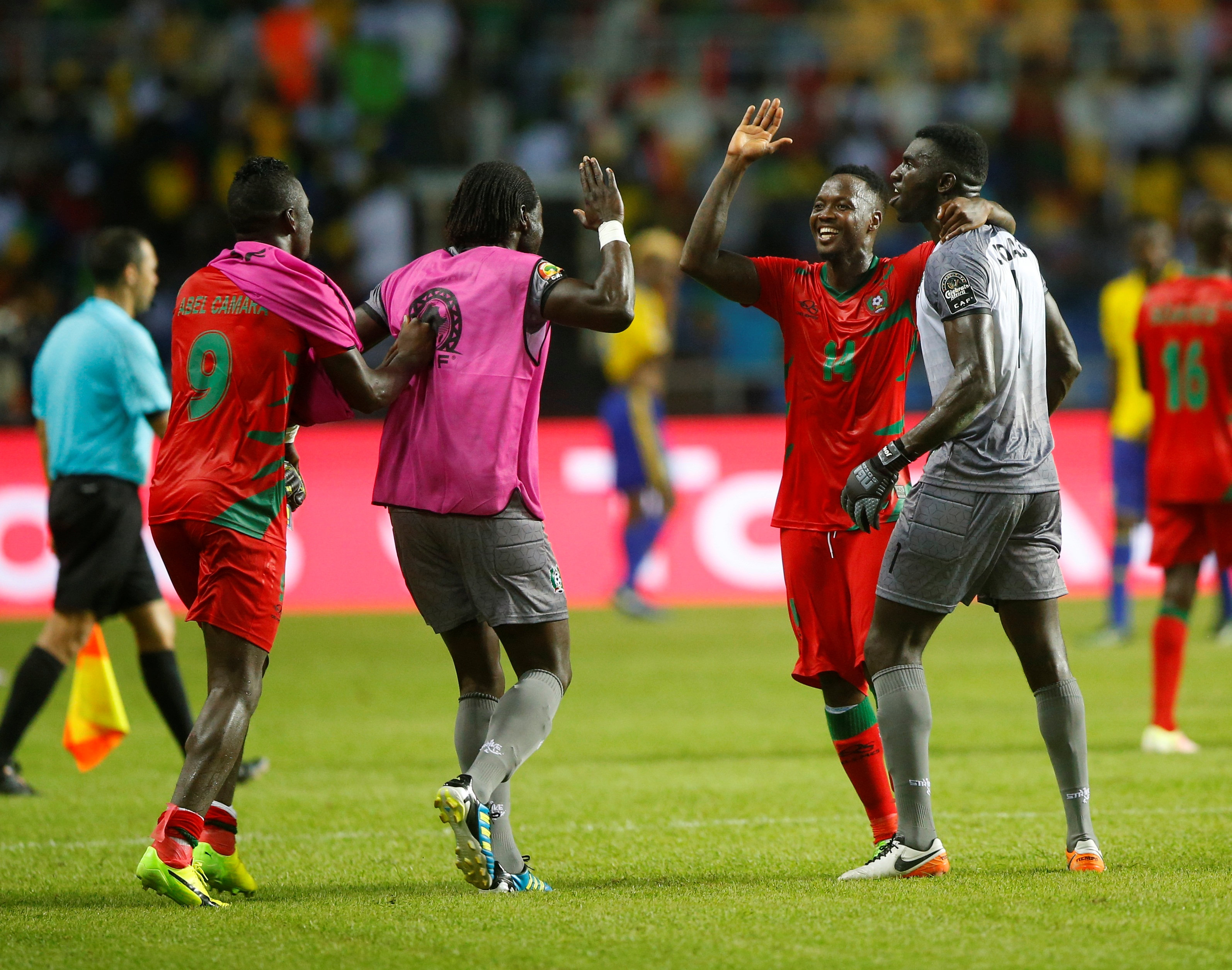 Người hùng Soares (số 14) của Guinea-Bissau được đồng đội chúc mừng sau trận. Ảnh: REUTERS