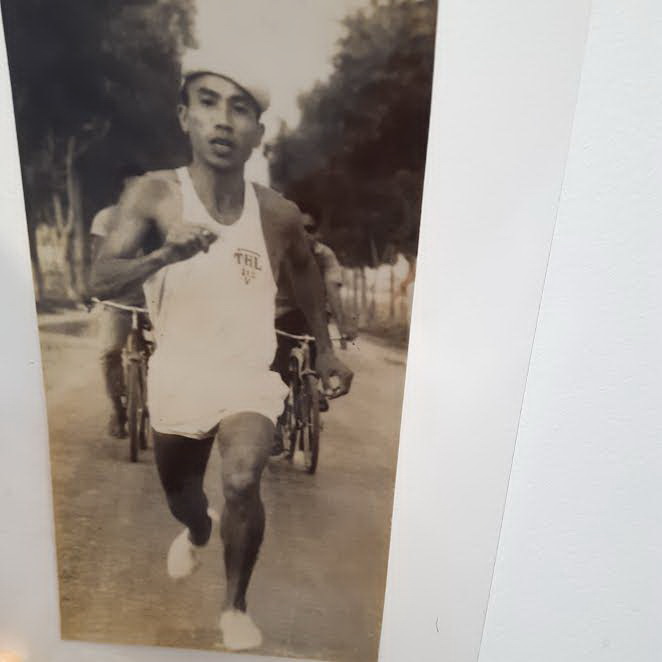 Ông Bùi Lương về đích và giành HCV ở nội dung marathon toàn quốc năm 1968 Ảnh: Phan San