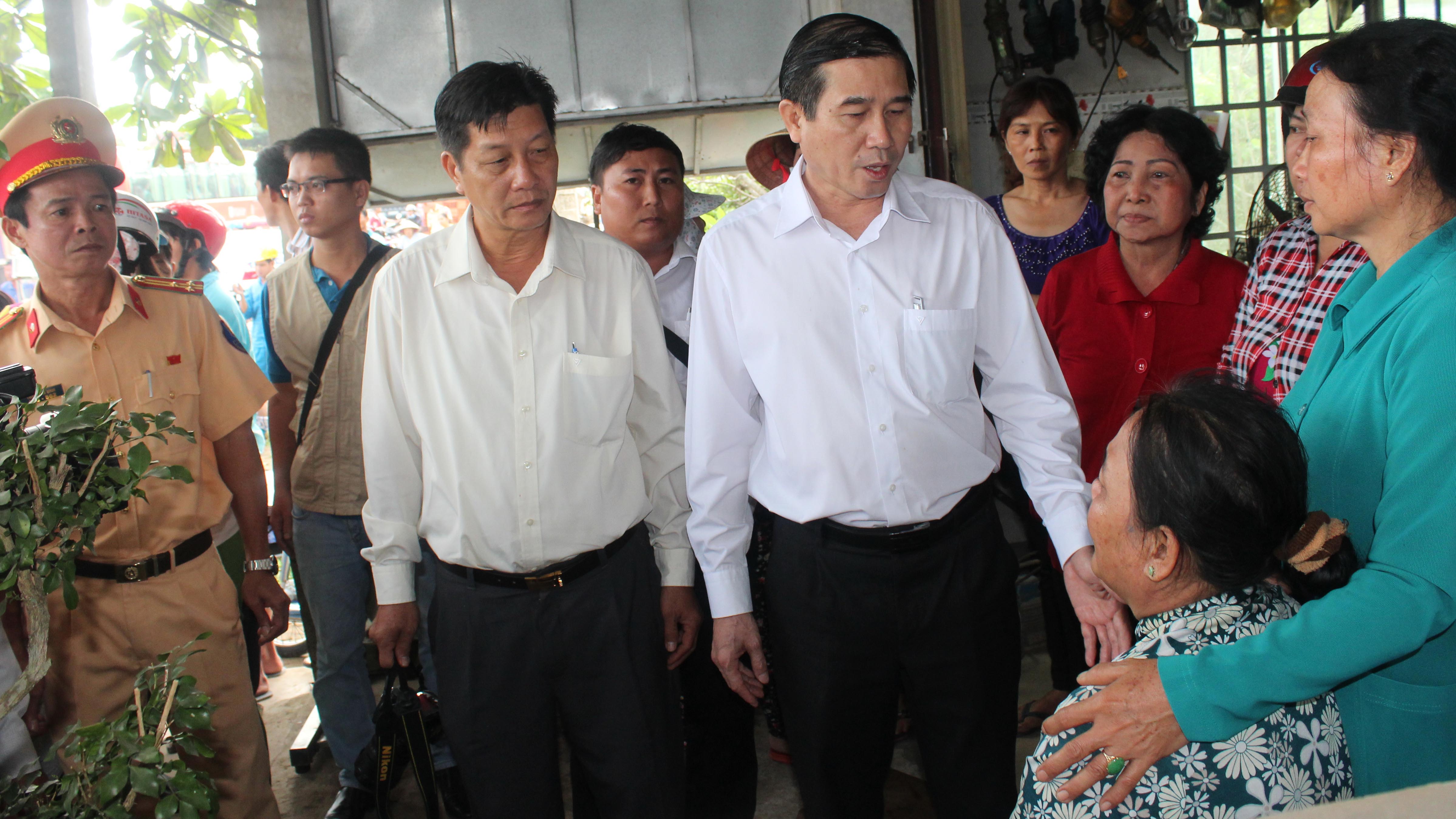 Chủ tịch Lê Văn Hưởng thăm hỏi động viên gia đình nạn nhân - Ảnh: Hoài Thương