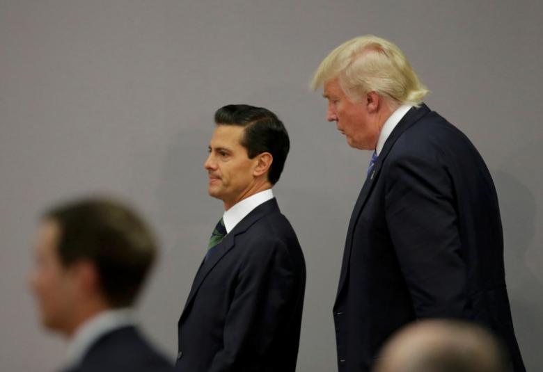 Tổng thống Mỹ Donald Trump (phải) và Tổng thống Mexico Enrique Pena Nieto - Ảnh: Reuters