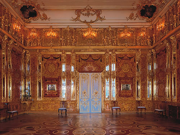 Một căn phòng hổ phách được tái dựng và trưng bày trong viện bảo tàng Tp. Saint Peterburg, Nga - ảnh: Rosbalt