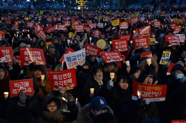 Dân Hàn Quốc biểu tình ở Seoul ngày 11-2 - ảnh: UPI