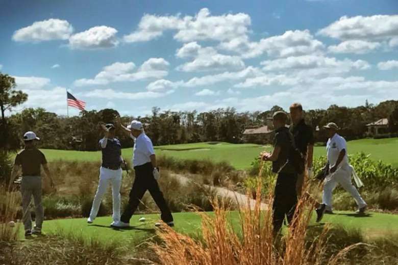 Ông Trump chia sẻ một tấm ảnh đang đánh golf với Thủ tướng Nhật trên Facebook - ảnh: FB