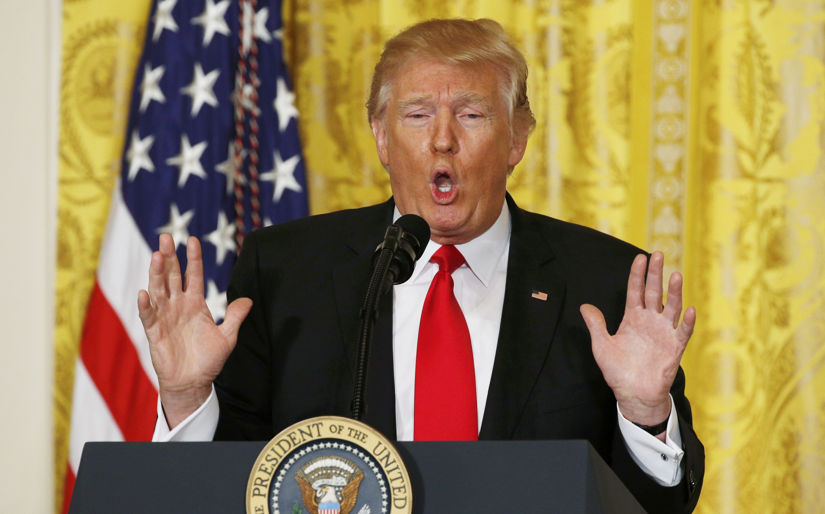 Ông Trump tại buổi họp báo ở Nhà Trắng ngày 16-2 - ảnh: Reuters