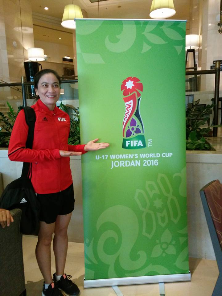 Lệ Trinh chụp ảnh kỷ niệm tại World Cup U-17  2016 tại Jordan. Ảnh: T.T