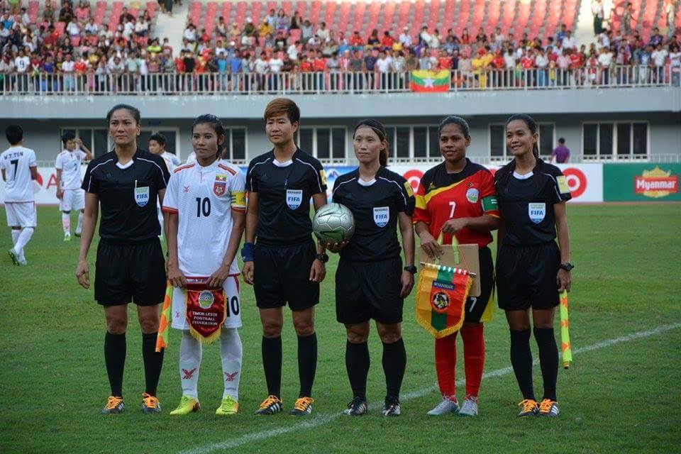Lệ Trinh (bìa trái) làm trọng tài ở Giải vô địch Đông Nam Á 2016. Ảnh: T.T