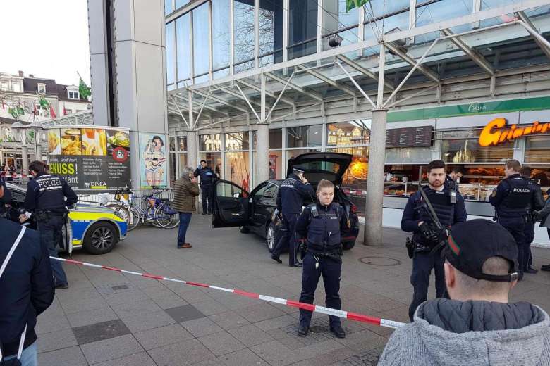 Cảnh sát phong tỏa hiện trường vụ đâm xe ở thị trấn Heidelberg ngày 25-2 - ảnh: Reuters