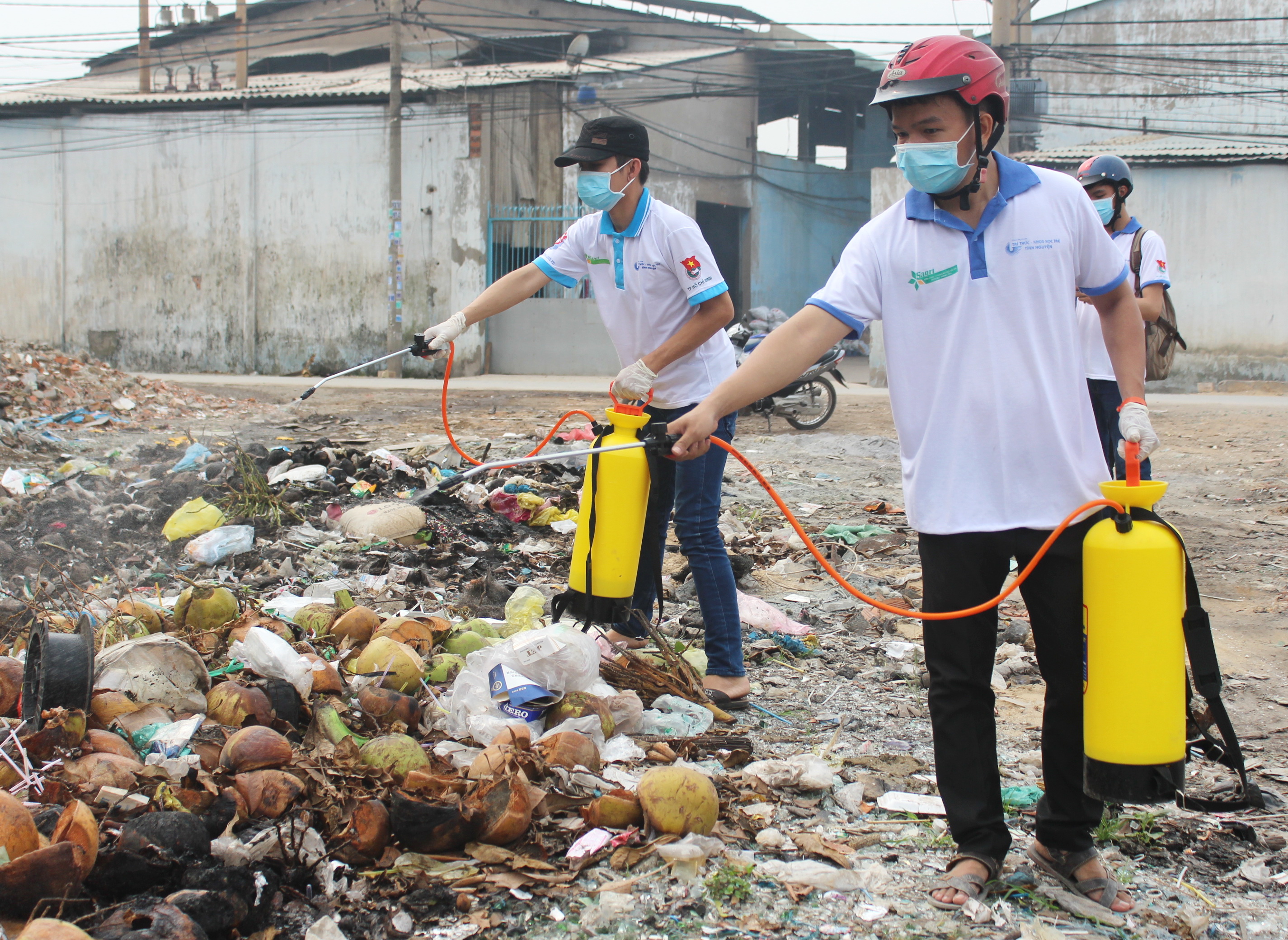 Đội hình tham gia chương trình trí thức khoa học trẻ tình nguyện TP.HCM tham gia xử lý mùi hôi tại các bãi rác ở huyện Bình Chánh - Ảnh: Q.Linh 